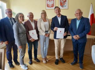 Wspólne zdjęcie samorządowców po podpsaniu umowy w starowstwie powiatowym