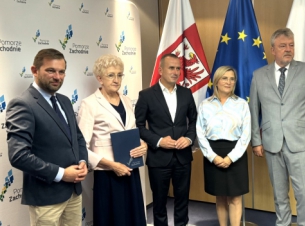 zdjęcie po podpsaniu umowy 