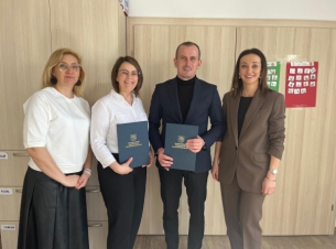 wspólne zdjęcie Marcina Łapecińskiego z przedstawcielkami oprganizacji pozarządowej