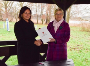 Od lewej burmistrzyni i wicemarszałkowa trzymają umowy w dłoniach