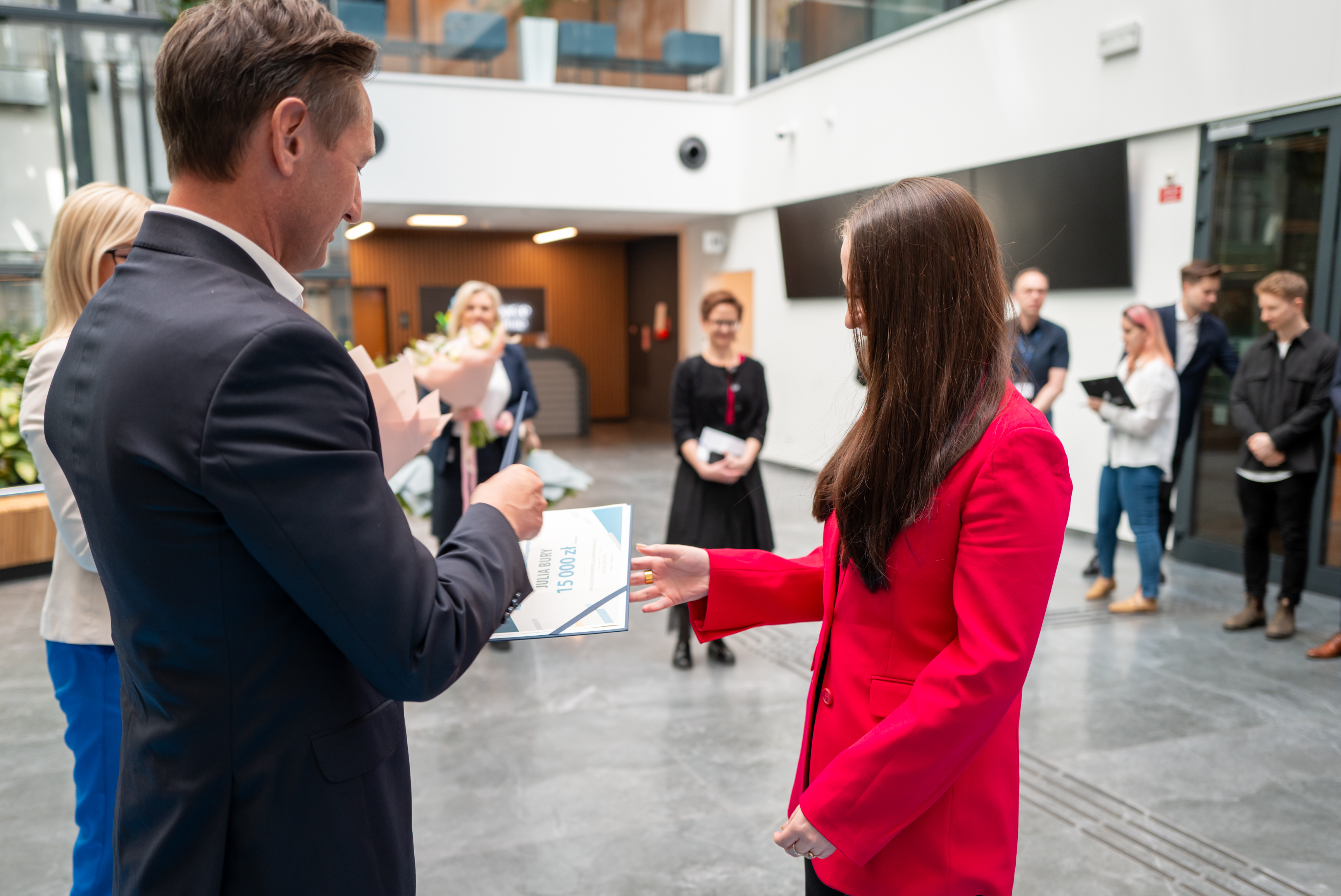 Marszałek wręcza stypendium