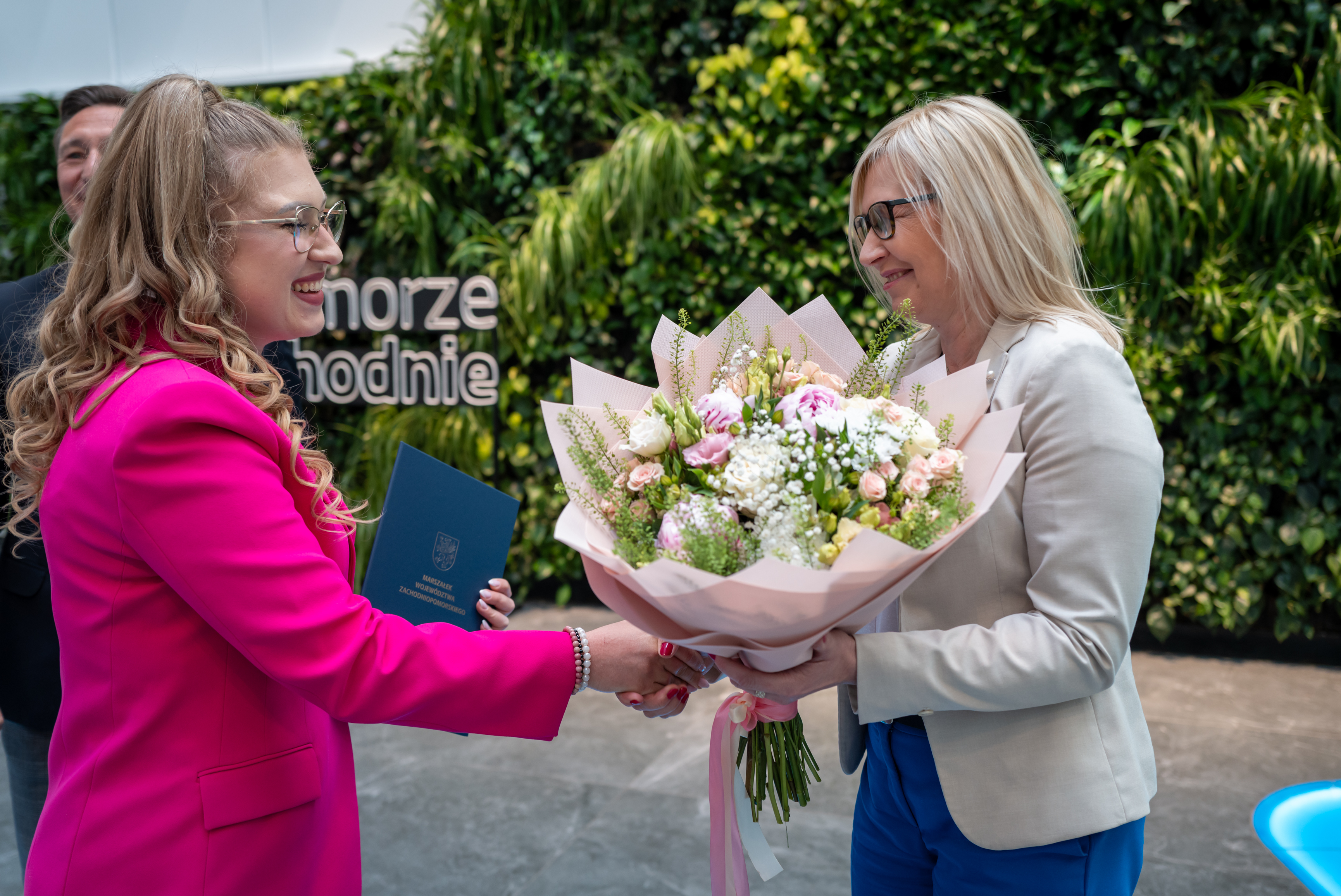 Wicemarszałkini przekazuje kwiaty stypendystce