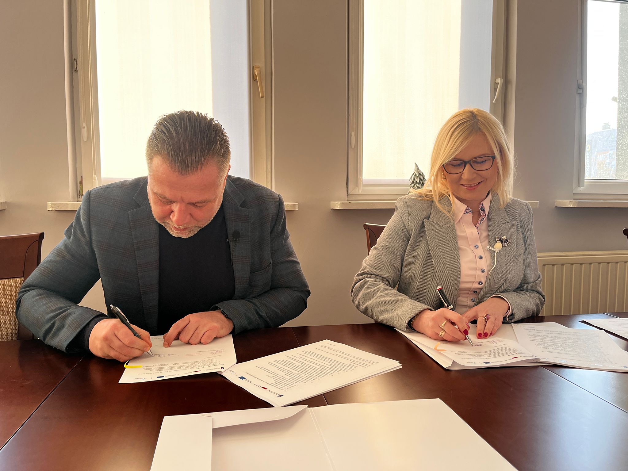 podpisanie umowy przez burmistrza i wicemarszałkinię
