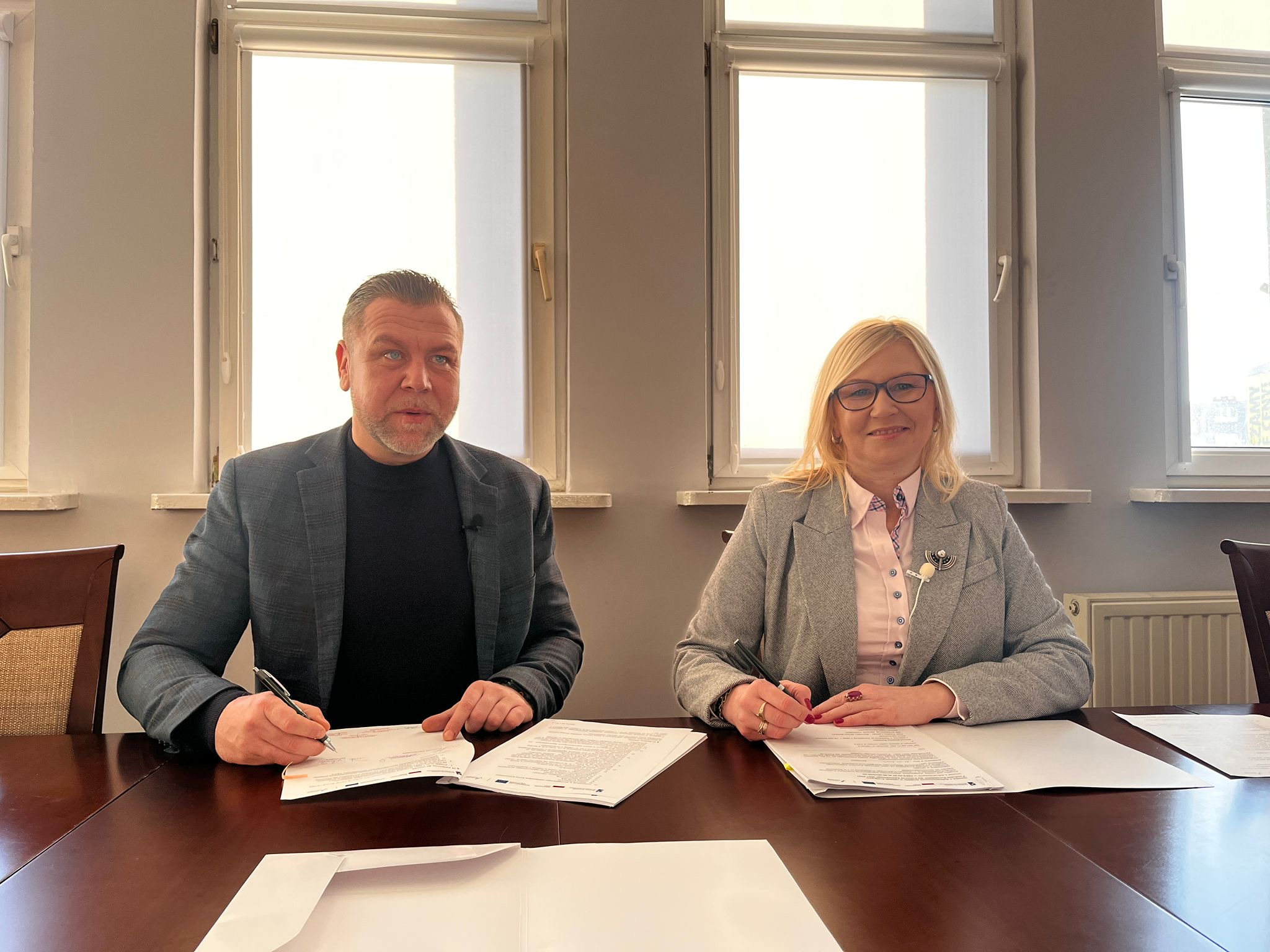 burmistrz i wicemarszałkini podczas podpisania umowy