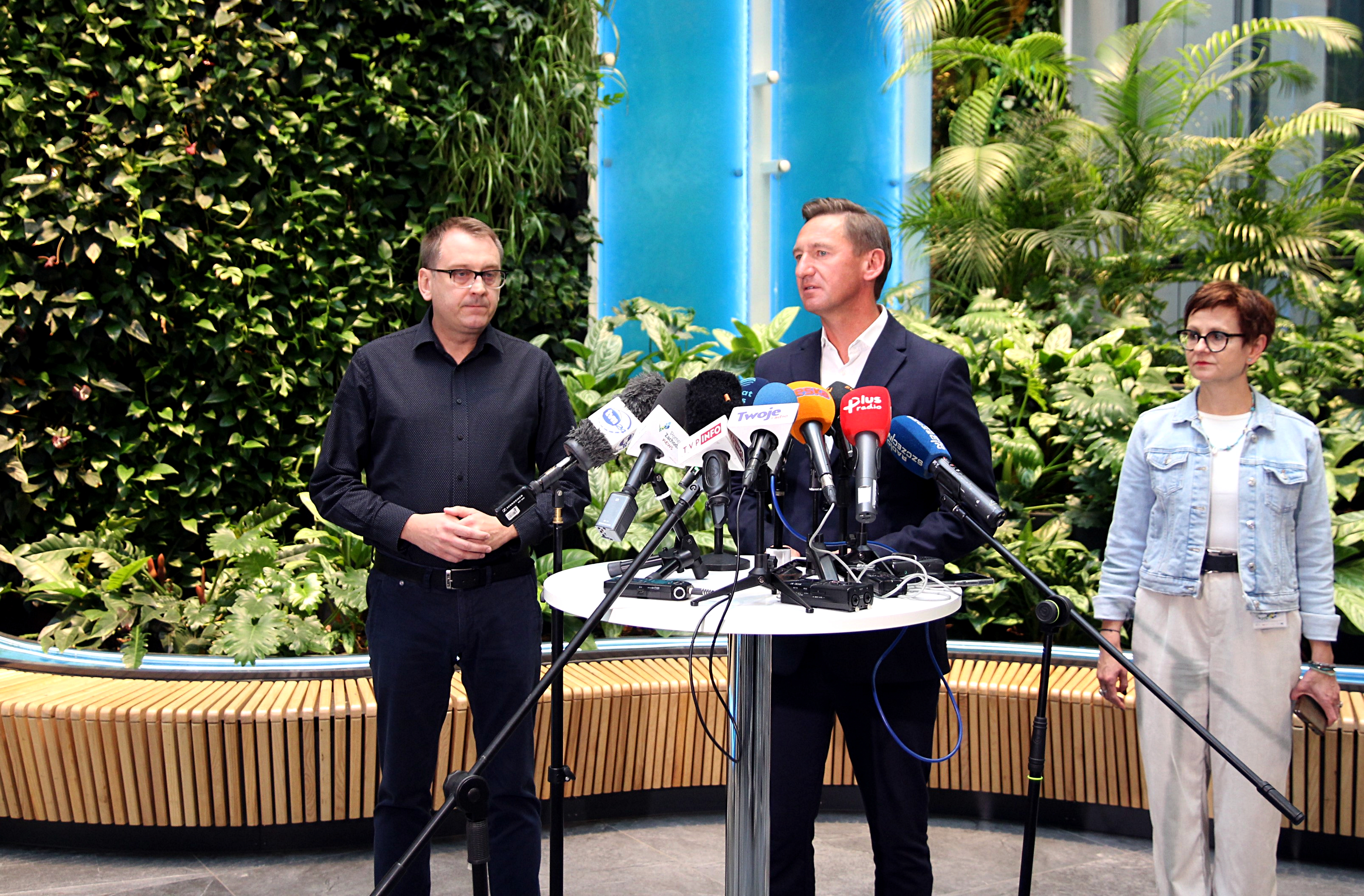 uczestnicy briefingu od lewej dawid Krystek i marszałek Olgierd Geblewicz