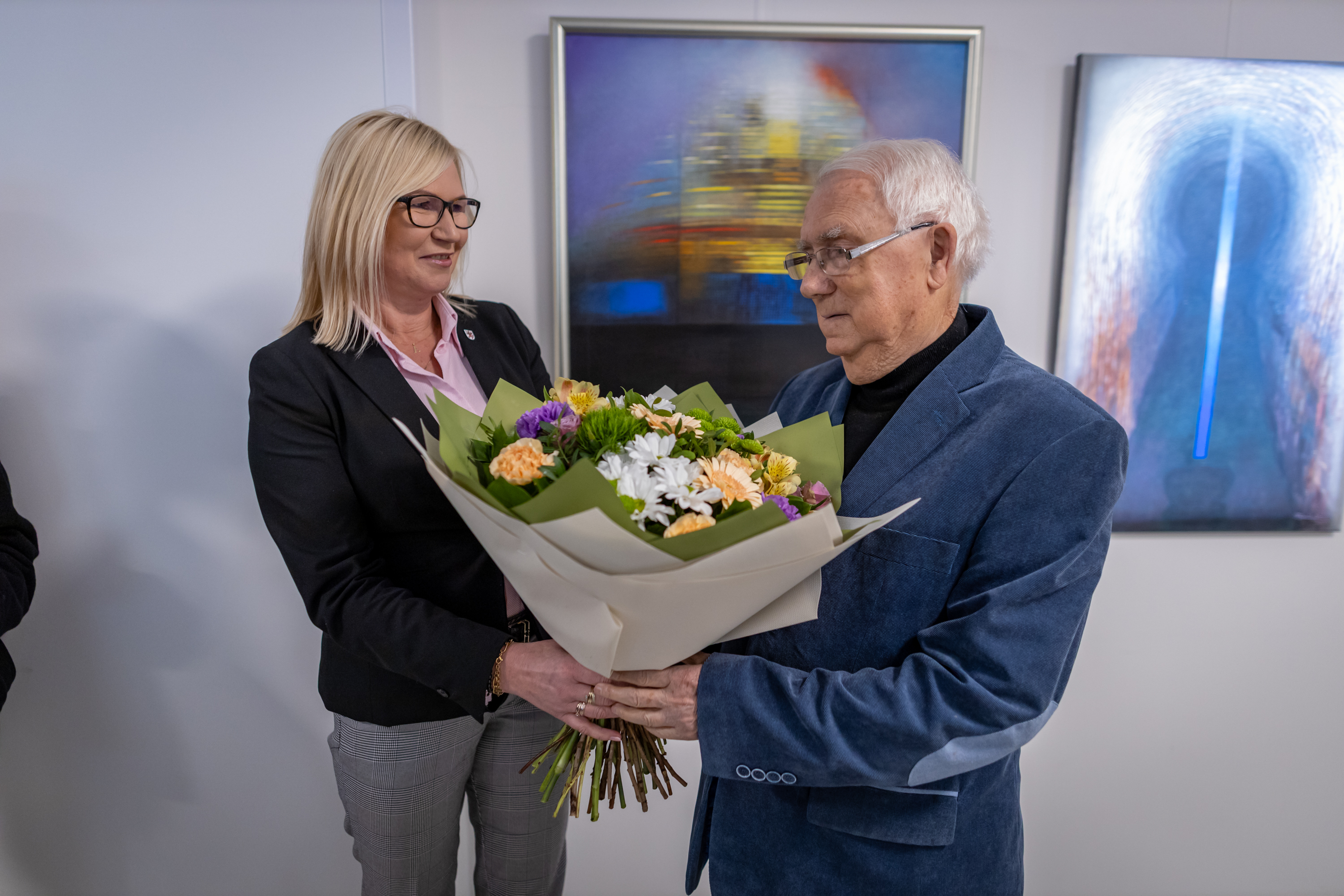 wicemarszałkini Anna Bańkowska wręcza kwiaty artyście